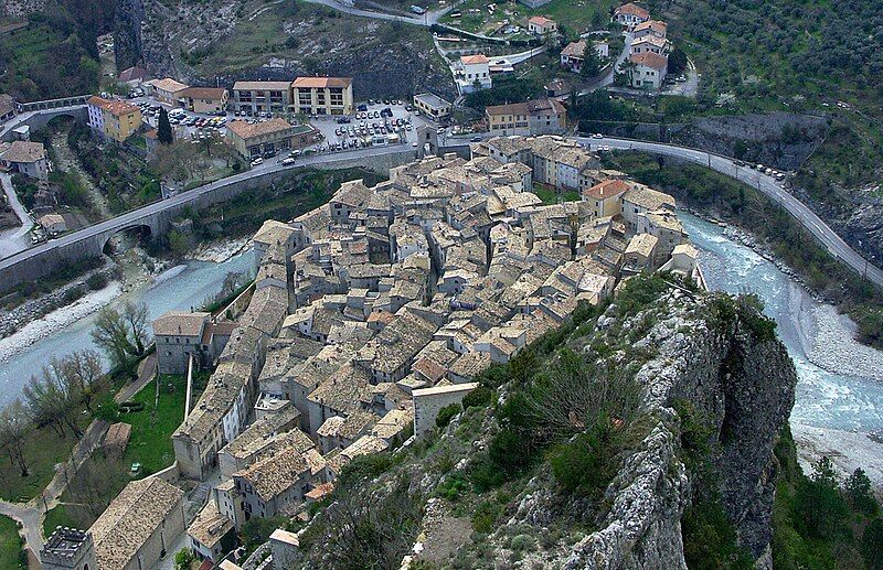 File:Entrevaux-rooftops.jpg