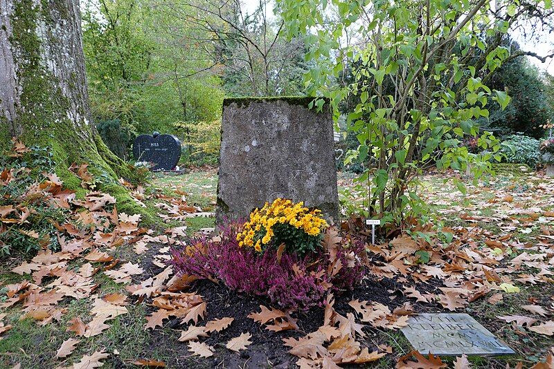 File:GraveErichAndRuthKleiber-HoenggerbergCemetery RomanDeckert11112023.jpg