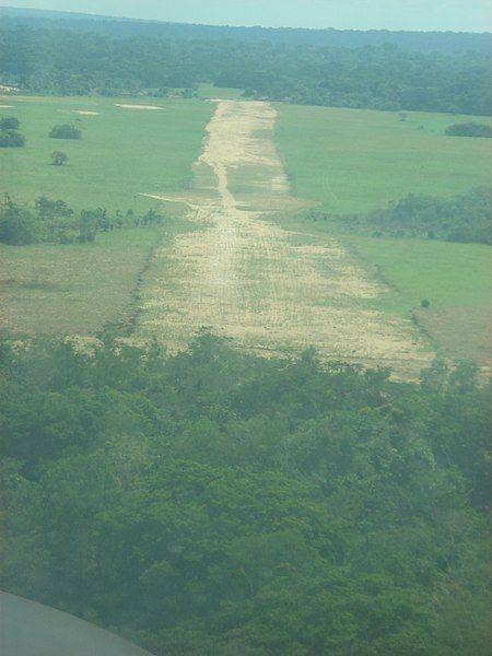 File:KolesurLukenieAirport.jpg