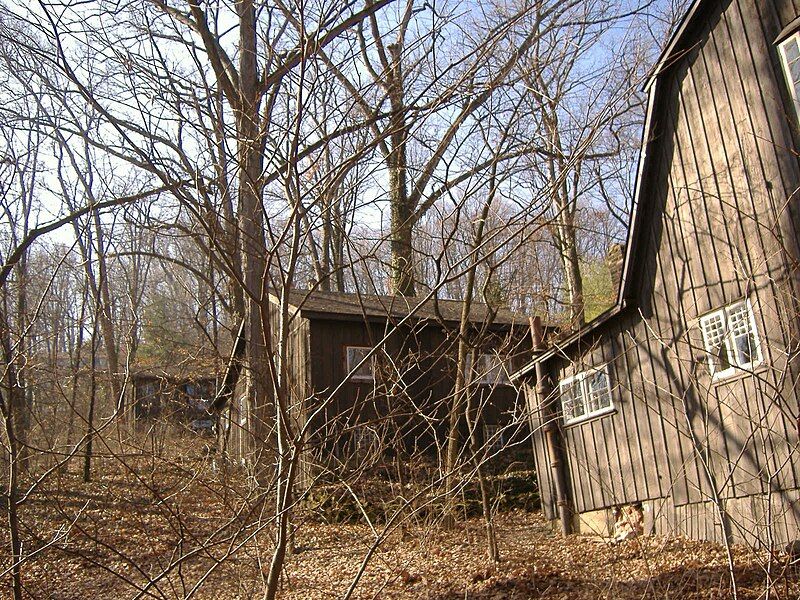 File:Little Loomhouse backside.jpg