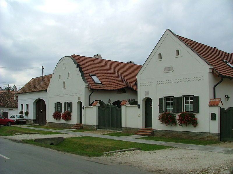 File:Sarród Felújított parasztházak.jpg