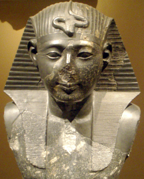 File:SetiI-KneelingStatueOfferingToOsiris-CloseUp MetropolitanMuseum.png