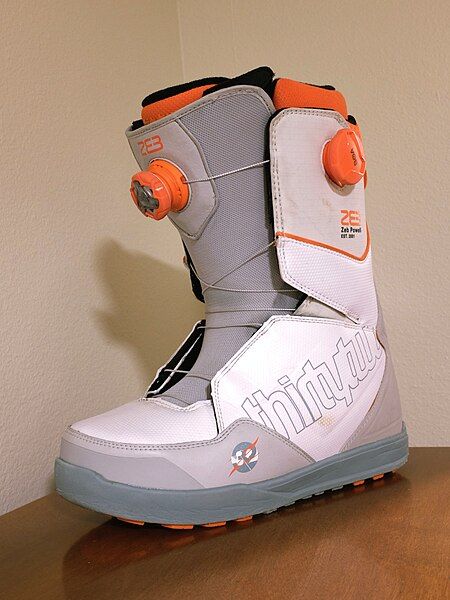 File:ThirtyTwo snowboard boot.jpg