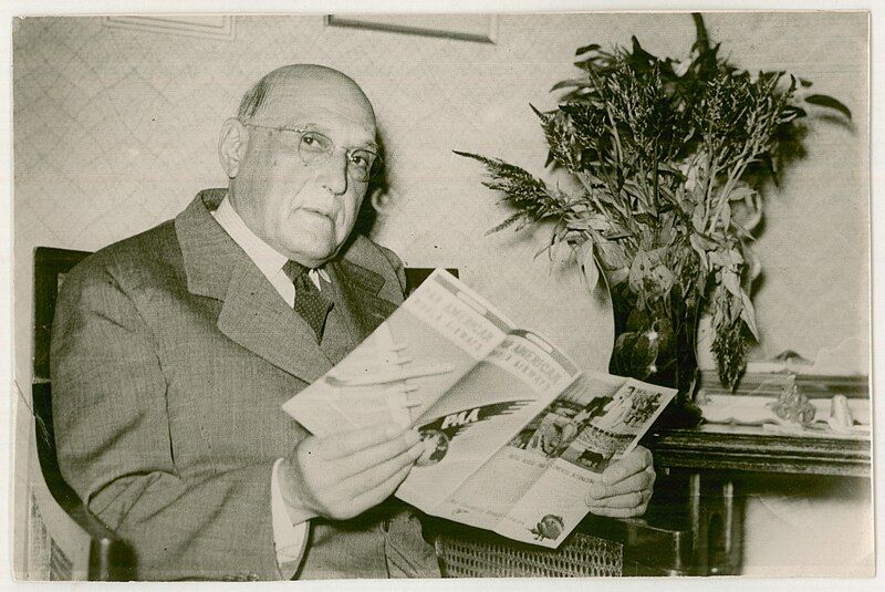 File:Tomás Berreta leyendo.jpg