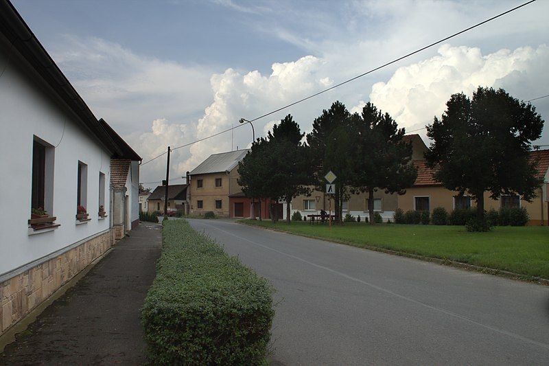 File:Travčice, cesta.jpg