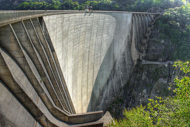 File:Valle Verzasca Staumauer.jpg