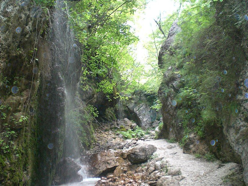 File:Valle della caccia.jpg