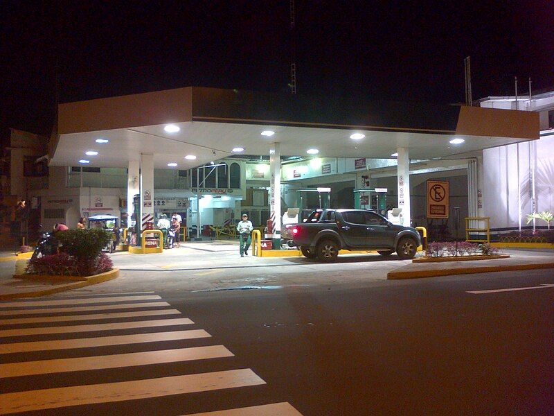 File:Gasolinera en Iquitos.jpg