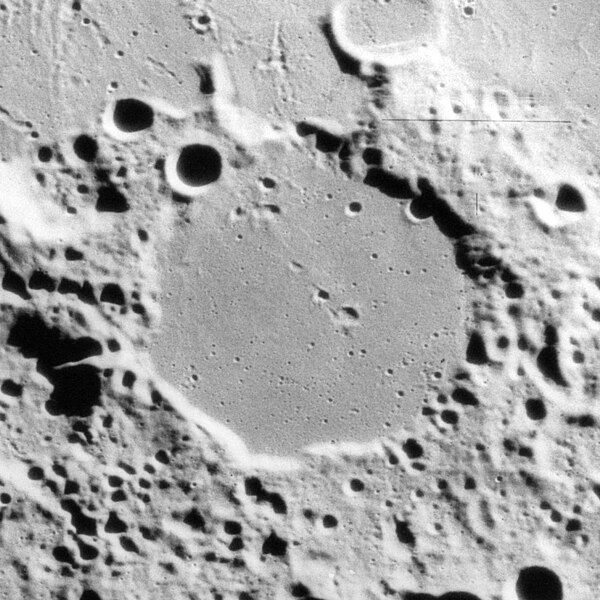 File:Gernsback crater AS15-M-2753.jpg