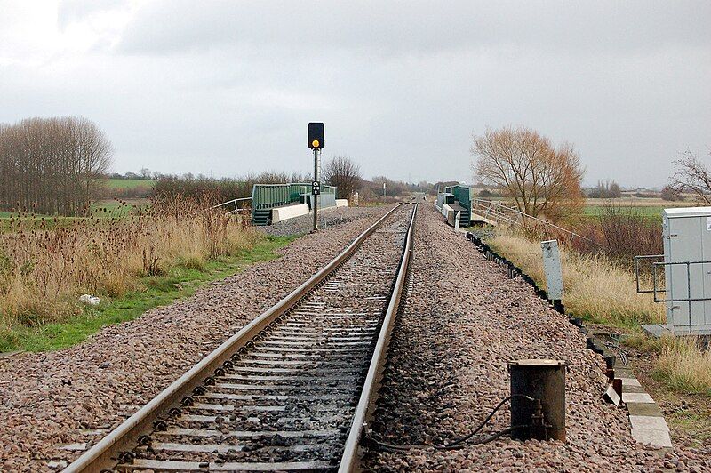 File:HawkBridgeRailwayCrossesRiverGreatOuse.jpg