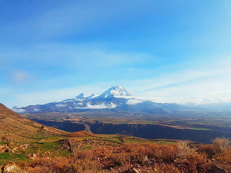 File:Imponente Volcán Yucamani.jpg