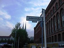 The Rotes Rathaus (right), on the corner of Jüdenstraße