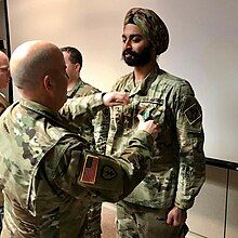 Lieutenant Kanwar Singh receiving the Army Commendation Medal from a General Officer in the US Army.