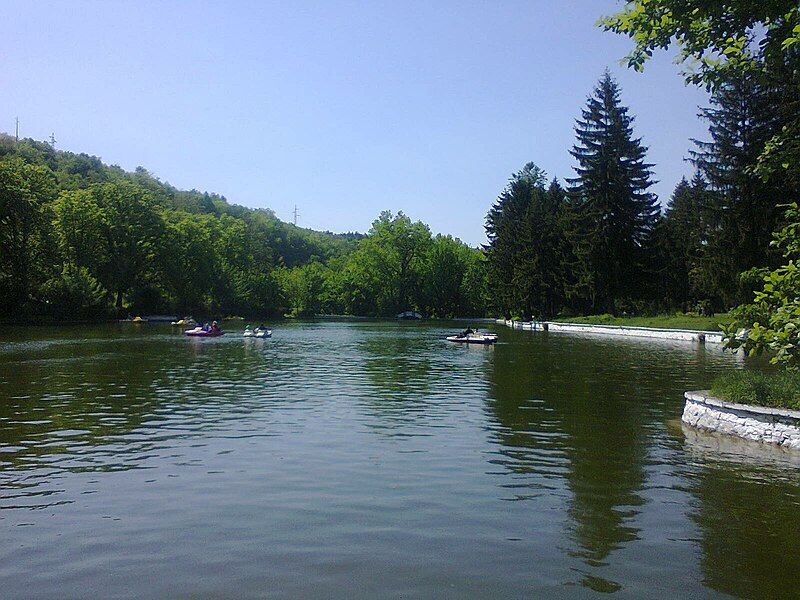 File:Kayluka lake 2.jpg