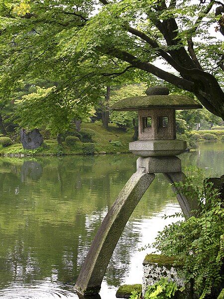 File:Kenroku-en Kotoji Lantern.jpg