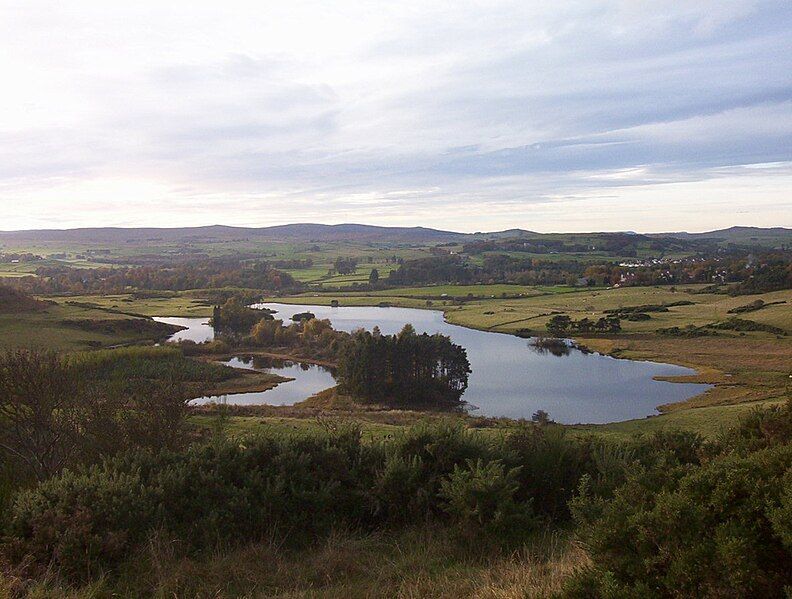 File:Kilmacolm knapps loch.JPG