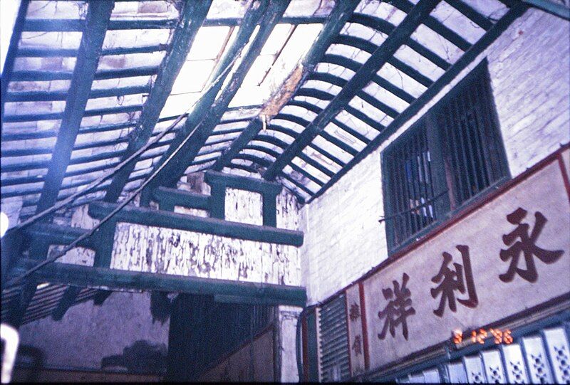 File:Roofed walkway Pengchiau1996.jpg