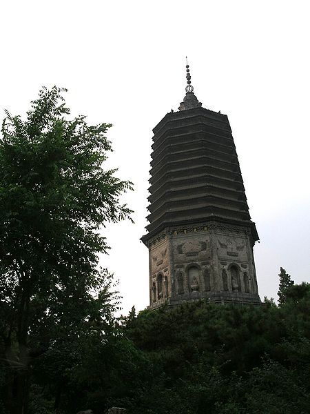 File:Wahrzeichen von Liaoyang.JPG