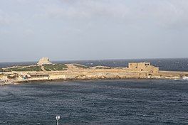 Qolla Il-Bajda with the Qolla Il-Bajda Battery to the right