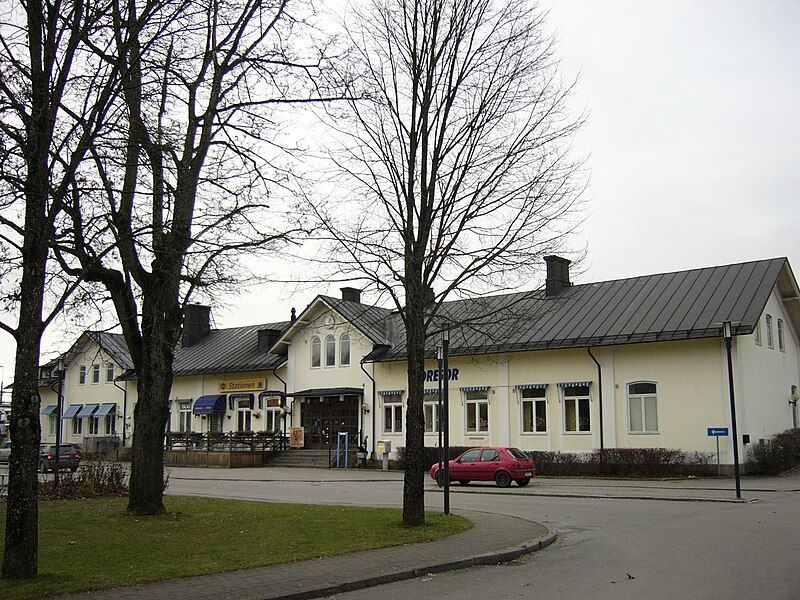 File:Almhult railroad station.JPG