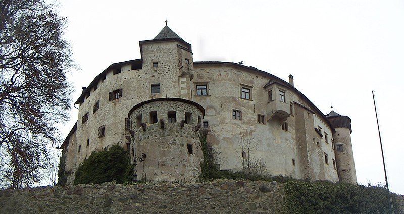 File:Castel Presule 2.jpg