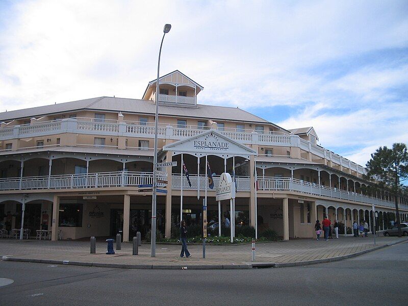 File:Esplanade Hotel Fremantle2.jpg