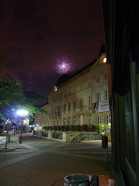 File:Issy-les-Moulineaux mairie.jpg