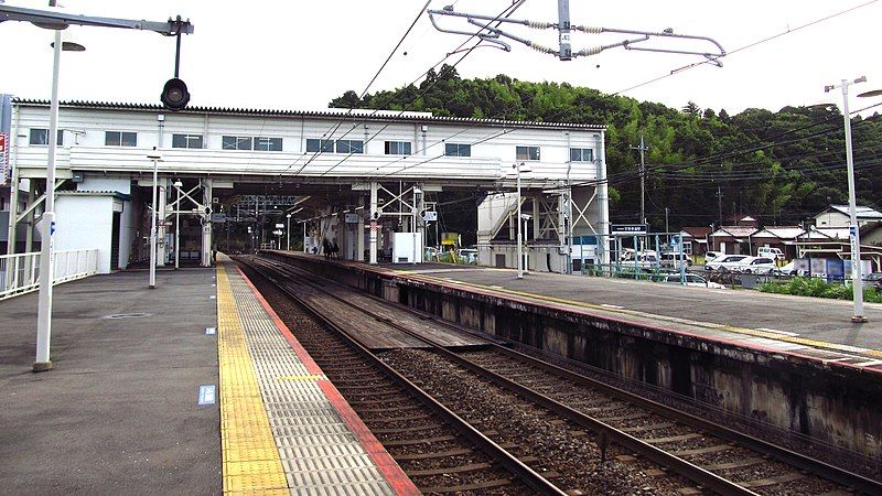 File:Keisei-railway-KS38-Sogosando-station-platform-20200727-074108.jpg