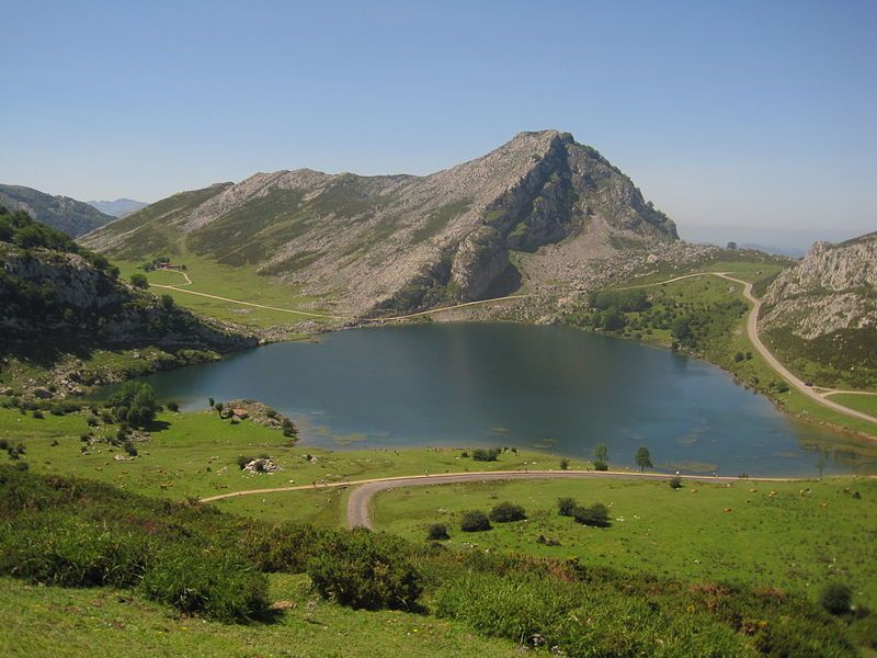 File:Lagos de Covadonga3.JPG