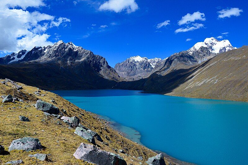 File:Lake Singrenacocha.jpg