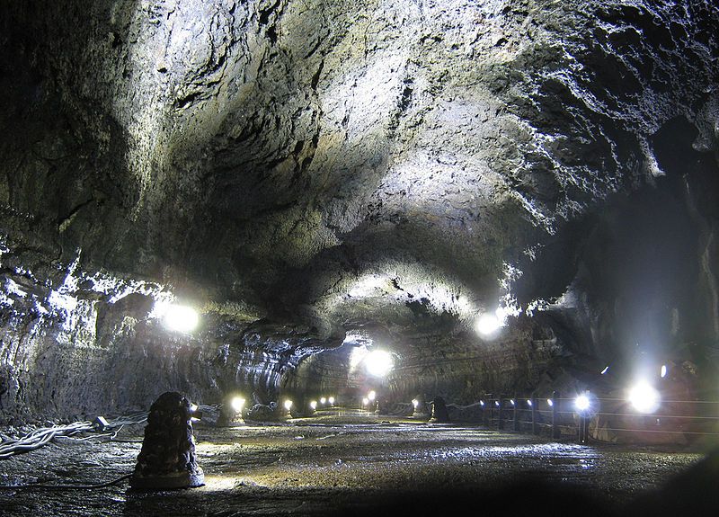 File:Manjanggul Lava tube.jpg