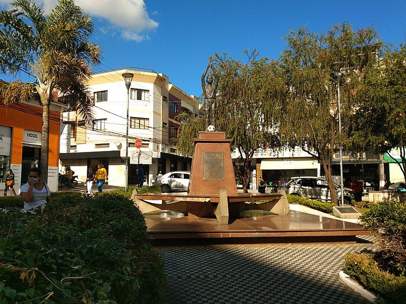 File:Praça do Pelé.jpg