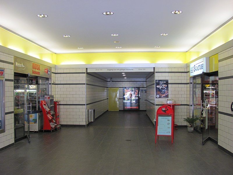 File:U-Bahnhof Habichtstraße Eingangsbereich.nnw.jpg