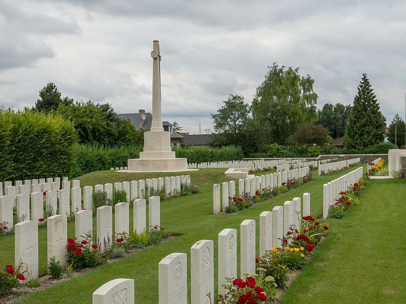 File:Vermelles British Cemetery-17.jpg