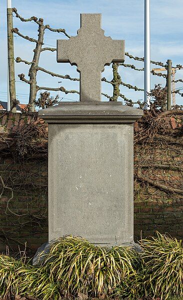 File:Zeebrugge Churchyard -5a.jpg