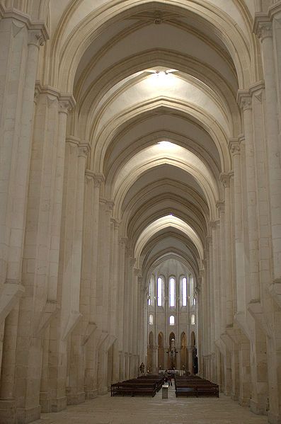 File:Alcobaça-CentralAisle.jpg