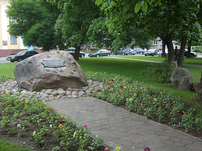 File:Baranavichy holokost monument.JPG