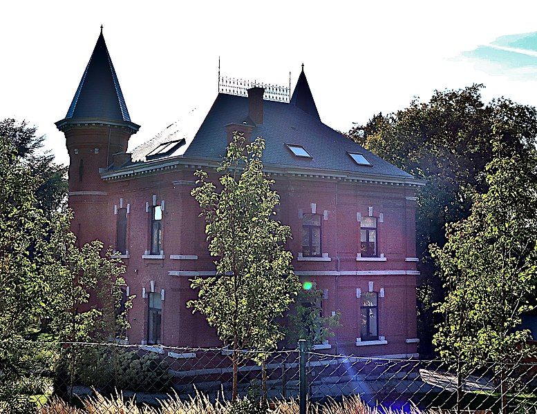 File:Chateau Mayette Liege.jpg