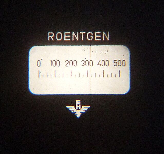 File:Dosimeter ablesung.jpg