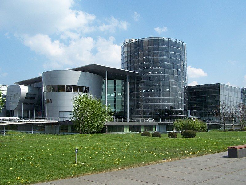 File:Dresden Glaeserne Manufaktur.jpg