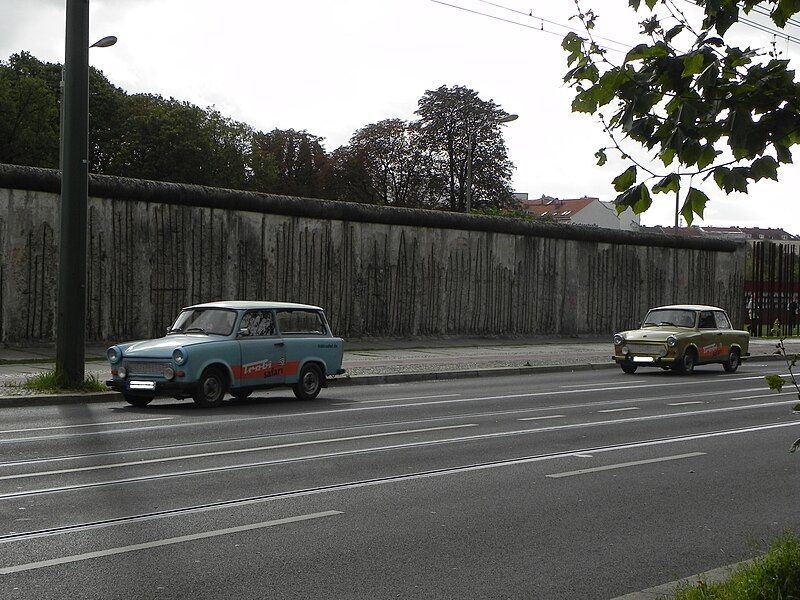 File:Grenzmauer Bernauer Str.JPG