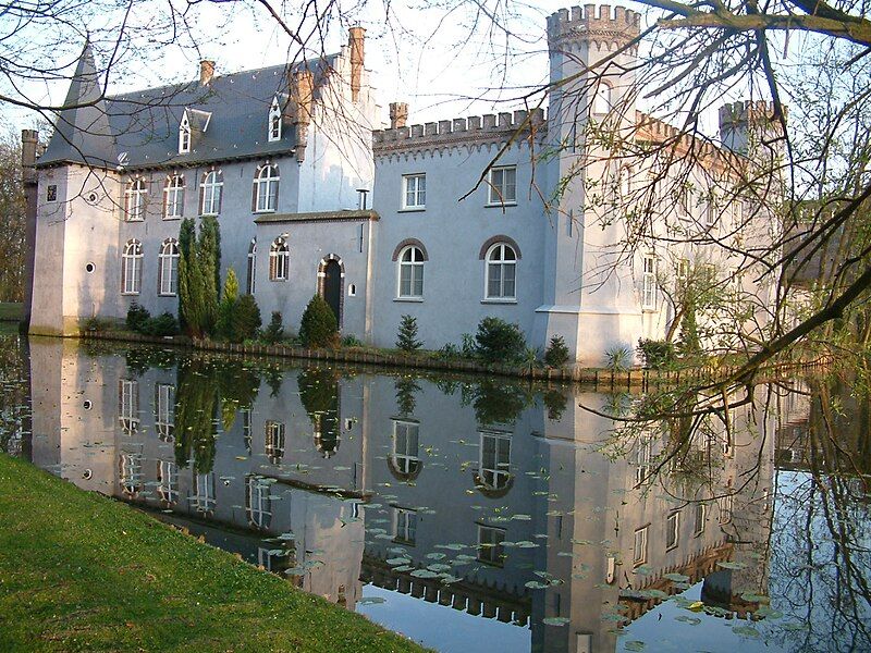 File:Kasteel Stapelen.jpg