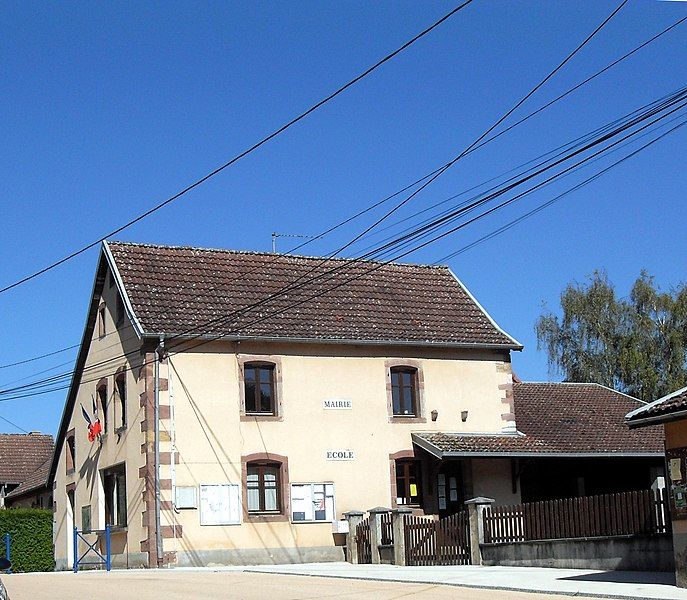 File:Le Vernoy, Mairie-école.jpg