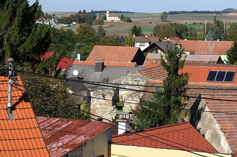 File:Neusiedl Turmruine 1.jpg