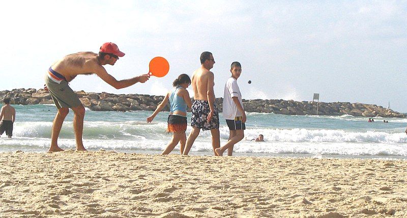 File:Playing matkot.jpg