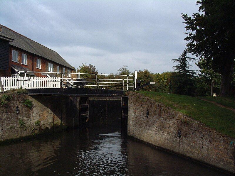 File:Sawbridgeworth Lock.jpg