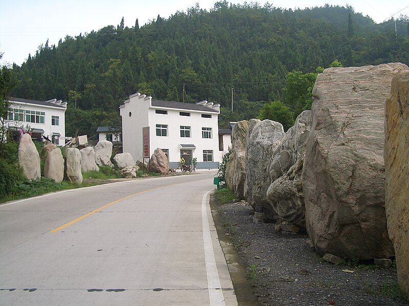 File:Yiling-District-roadside-quarry-4850.JPG