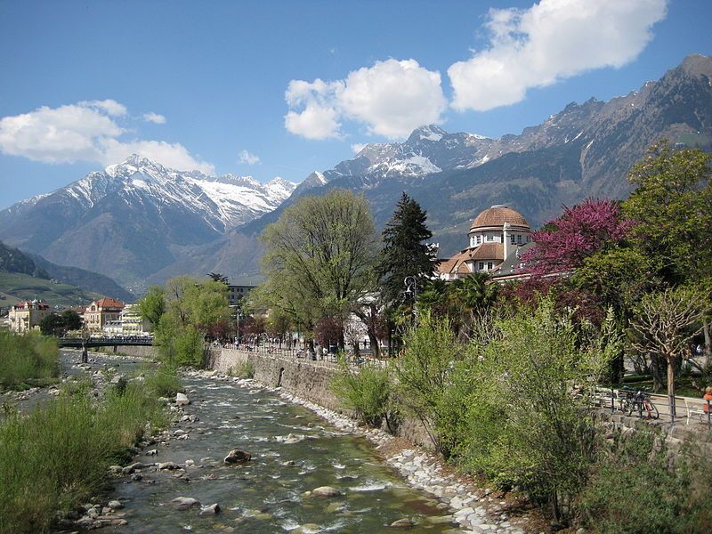 File:070406-10 Meran Promenade.jpg