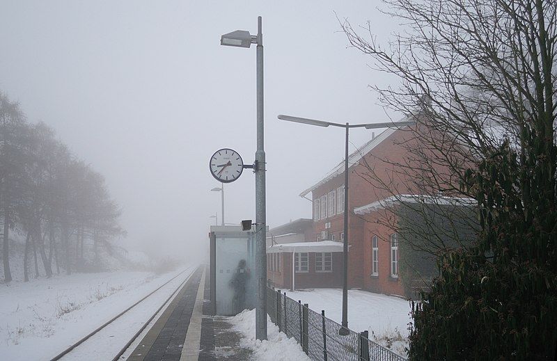 File:Bahnhof Hilter (2009).jpg