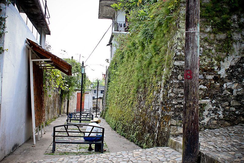 File:Callejon en xilitla.jpg